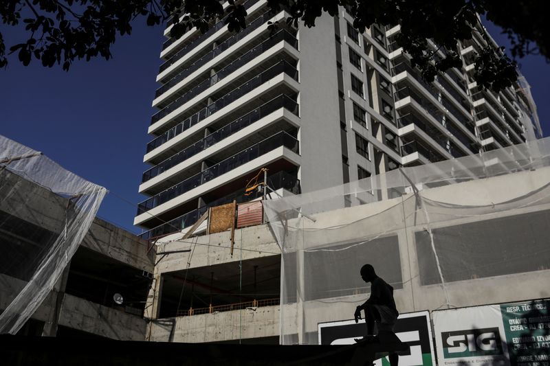 &copy; Reuters. Pessoa em frente a prédio em construção no Rio de Janeiron27/11/2020 REUTERS/Pilar Olivares