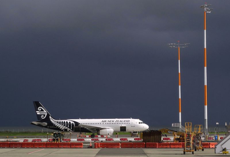 © Reuters. ẢNH TẬP TIN: Một chiếc máy bay Airbus A320 của Air New Zealand nằm trên đường băng tại Sân bay Auckland ở New Zealand ngày 25 tháng 6 năm 2017. REUTERS/David Gray/Ảnh tập tin