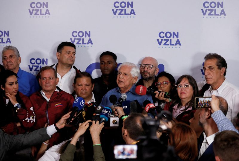 © Reuters. FILE PHOTO: Members of the opposition attend a press conference led by Omar Barboza, secretary general of the Democratic Unity Roundtable (MUD), as they await the results of the country's presidential election, in Caracas, Venezuela July 28, 2024. REUTERS/Leonardo Fernandez Viloria/File Photo