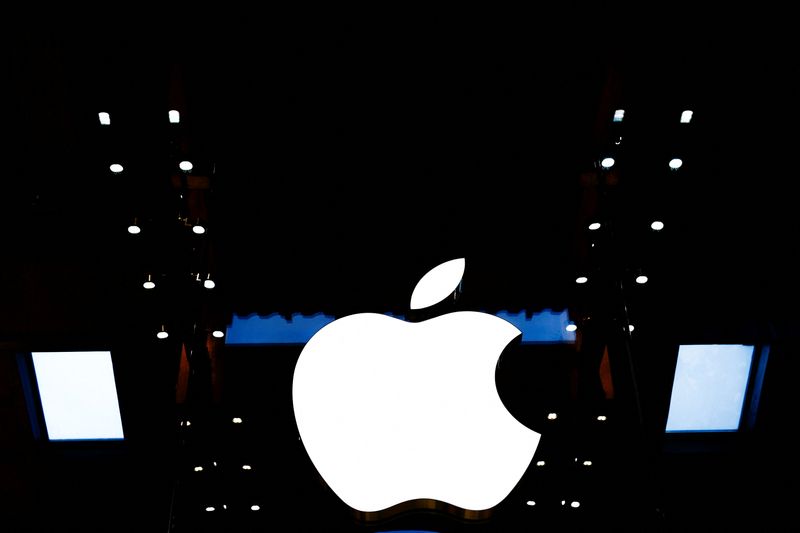 © Reuters. FOTO FILE: Logo Apple terlihat di toko Apple di Paris, Prancis, 6 Maret 2024. REUTERS/Gonzalo Fuentes/Foto File