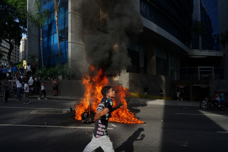 © Reuters. Manifestantes de oposição protestam contra vitória declarada por Maduro em eleição na Venezuela
29/07/2024
REUTERS/Alexandre Meneghini