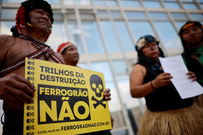 &copy; Reuters. Indígenas munduruku se reúnem antes de apresentar carta de ruptura ao grupo de trabalho da ferrovia Ferrogrão no Ministério dos Transportes, em Brasílian29/07/2029nREUTERS/Adriano Machado