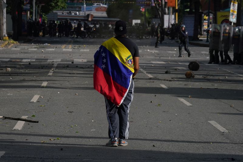 &copy; Reuters. Manifestante de oposição protesta contra vitória declarada por Maduro em eleição na Venezuelan29/07/2024nREUTERS/Alexandre Meneghini