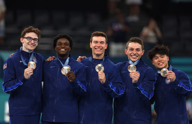 &copy; Reuters. Paris 2024 Olympics - Artistic Gymnastics - Men's Team Victory Ceremony - Bercy Arena, Paris, France - July 29, 2024. Bronze medallist's Stephen Nedoroscik, Paul Juda, Brody Malone, Frederick Richard and Asher Hong of United States celebrate on the podium