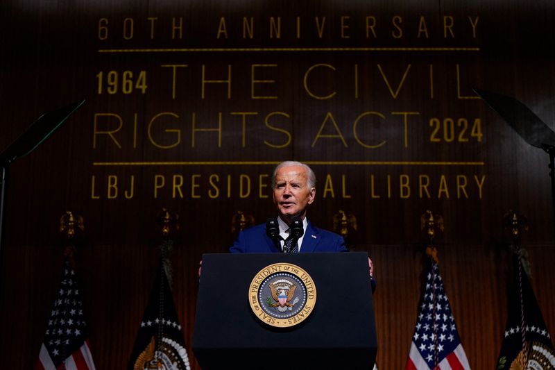 © Reuters. U.S. President Joe Biden delivers remarks to commemorate the 60th anniversary of the signing of the Civil Rights Act at the LBJ Presidential Library in Austin, Texas, U.S., July 29, 2024. REUTERS/Elizabeth Frantz