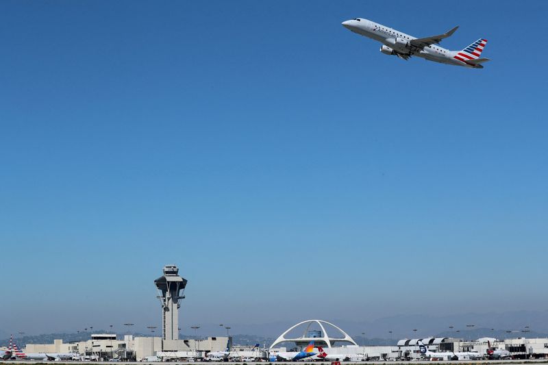 © Reuters. FILE PHOTO: An American Airlines Embraer ERJ-175LR plane takes off from Los Angeles International airport (LAX) in Los Angeles, California, U.S. March 28, 2018. REUTERS/Mike Blake/File Photo