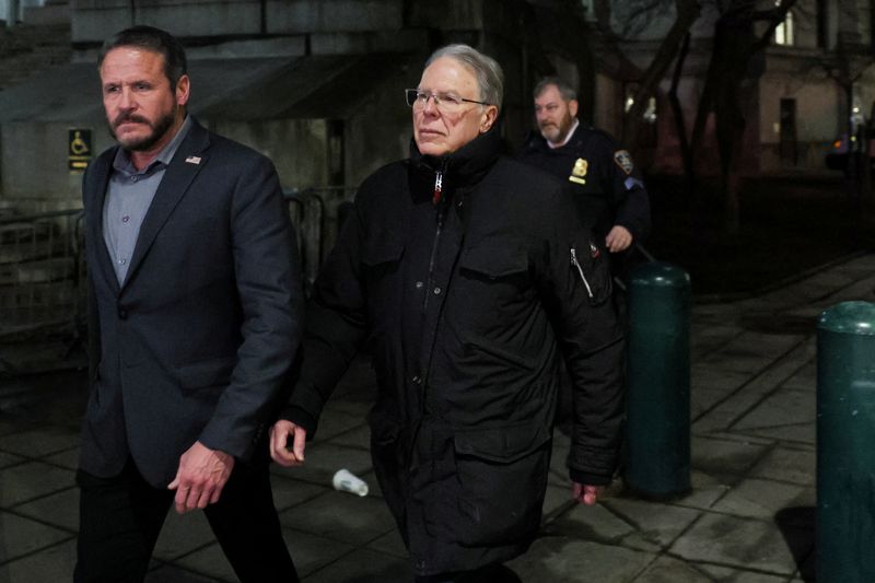 © Reuters. Wayne LaPierre, former CEO of the National Rifle Association (NRA), exits the New York State Supreme Courthouse following being found liable in the NRA civil corruption trial in New York City, U.S., February 23, 2024. REUTERS/Brendan McDermid/File Photo