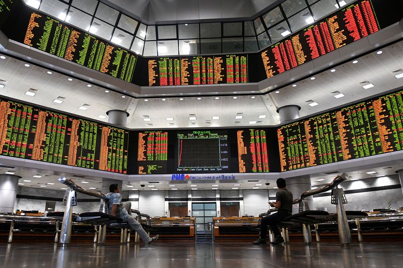 &copy; Reuters. FILE PHOTO: People look at trading boards at a private stock market gallery in Kuala Lumpur, Malaysia May 14, 2018. REUTERS/Stringer/File Photo