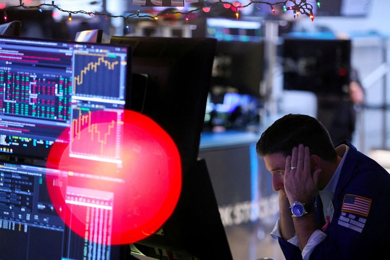 © Reuters. FILE PHOTO: A trader works on the trading floor at the New York Stock Exchange (NYSE) in New York City, U.S., December 14, 2022. REUTERS/Andrew Kelly     