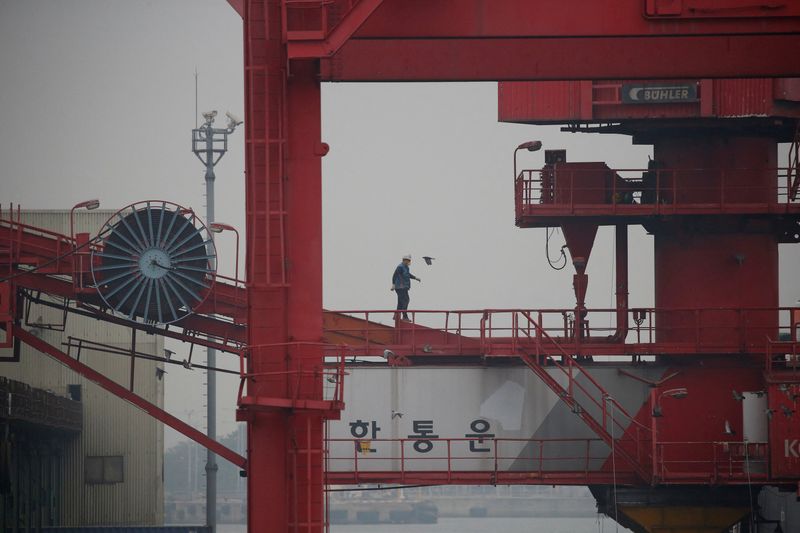 © Reuters. FILE PHOTO: An employee walks on a crane at a container terminal at Incheon port in Incheon, South Korea, May 26, 2016.  REUTERS/Kim Hong-Ji/File Photo