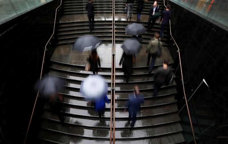 &copy; Reuters. FILE PHOTO: Commuters arrive to the Central Business District at the morning rush hour in Sydney June 28, 2013. REUTERS/Daniel Munoz/File Photo