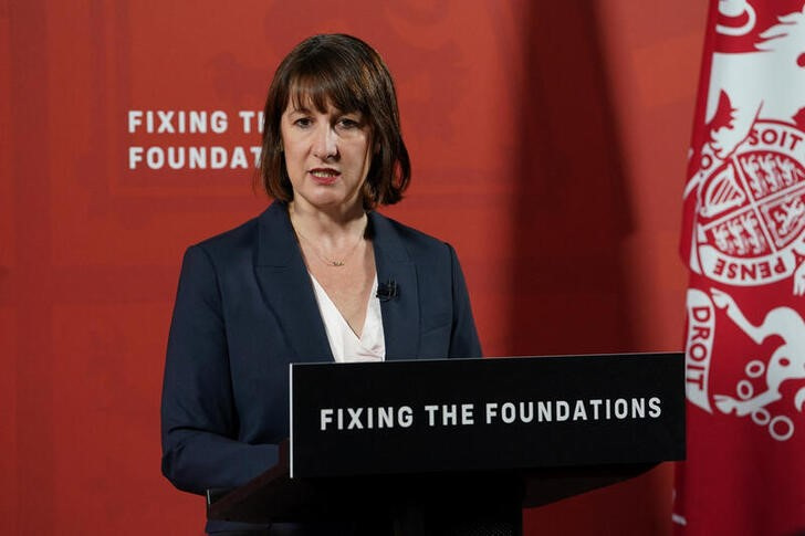 © Reuters. Chancellor of the Exchequer Rachel Reeves speaks during a press conference following her statement to the House of Commons on the findings of the Treasury audit into the state of the public finances, in London, Britain July 29, 2024. Lucy North/Pool via REUTERS