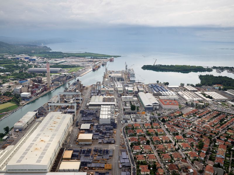 © Reuters. FILE PHOTO: A drone view shows the shipyard of the Italian state-controlled shipbuilder Fincantieri in the north-eastern port of Monfalcone, Italy in this file handout photo. Fincantieri/Filippo Vinardi/Handout via REUTERS/File Photo