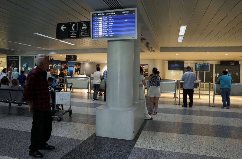 © Reuters. A man checks a flight information board showing a cancelled flight at the Beirut–Rafic Hariri International Airport, in Beirut, Lebanon July 29, 2024. REUTERS/Emilie Madi