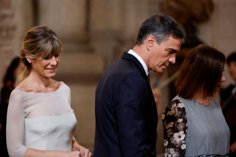 © Reuters. FILE PHOTO: Spanish Prime Minister Pedro Sanchez and his wife Begona Gomez attend commemorations marking the 10th anniversary of the proclamation of King Felipe VI at Royal Palace in Madrid, Spain, June 19, 2024. REUTERS/Juan Medina/Pool/File Photo