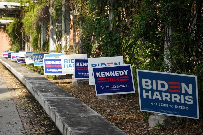 © Reuters. FILE PHOTO: A view of Biden-Harris and independent presidential candidate Robert F. Kennedy Jr. campaign signs ahead of the first 2024 presidential debate between Democratic presidential candidate U.S. President Joe Biden and Republican presidential candidate former U.S. President Donald Trump in Atlanta, Georgia, U.S., June 27, 2024.  REUTERS/Megan Varner/File Photo