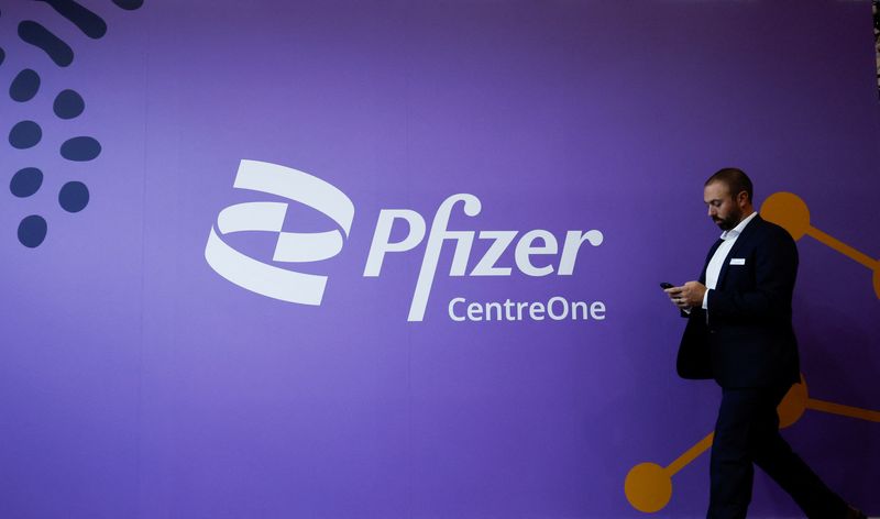 &copy; Reuters. FILE PHOTO: A man walks past a Pfizer logo during the Convention on Pharmaceutical Ingredients (CPHI), in Barcelona, Spain, October 24, 2023. REUTERS/ Albert Gea/File Photo