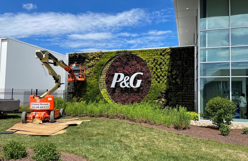 © Reuters. A plant wall with Procter & Gamble's logo is pictured at the entrance to the company's highly automated cleaning products factory in Tabler Station, West Virginia, U.S., May 28, 2021.REUTERS/Timothy Aeppel/ File Photo