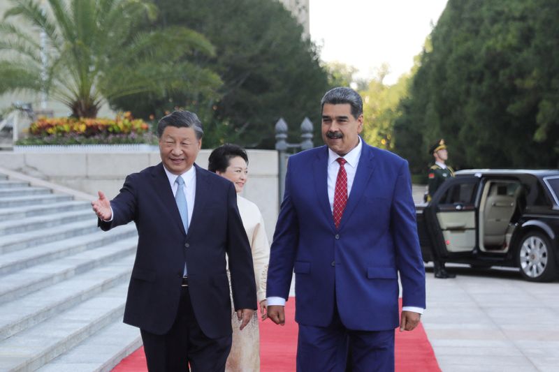 &copy; Reuters. Presidente da Venezuela, Nicolás Maduro, ao lado do presidente da China, Xi Jinping, em Pequimn13/09/2023 Palácio de Miraflores/Divulgação via REUTERS