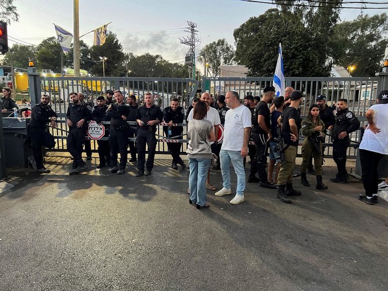 © Reuters. FILE PHOTO: Israeli police, soldiers and protesters gather at a military base, after Israeli military police opened an investigation into the suspected abuse of a Palestinian detainee, in Netanya, Israel July 29, 2024. REUTERS/Rami Amichay/File Photo