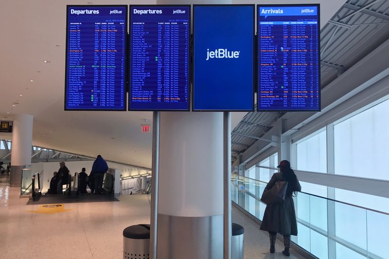 © Reuters. A JetBlue Airways flight status monitor is seen at John F. Kennedy Airport in the Queens borough of New York U.S., January 24, 2017. REUTERS/Shannon Stapleton/ File Photo