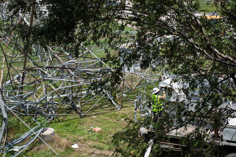 © Reuters. CenterPoint Energy crew members work to repair damaged lines as residents remained without power after a severe storm caused widespread damage in Houston, Texas, U.S., May 18, 2024.   REUTERS/Kaylee Greenlee Beal/ File Photo