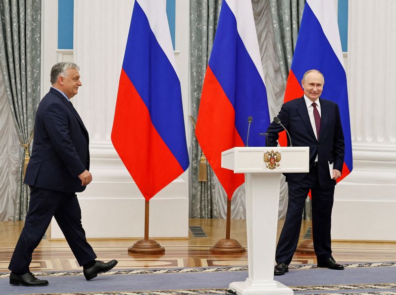 © Reuters. FILE PHOTO: Hungary's Prime Minister Viktor Orban and Russia's President Vladimir Putin attend a press conference following their meeting in Moscow, Russia July 5, 2024. REUTERS/Evgenia Novozhenina/File Photo