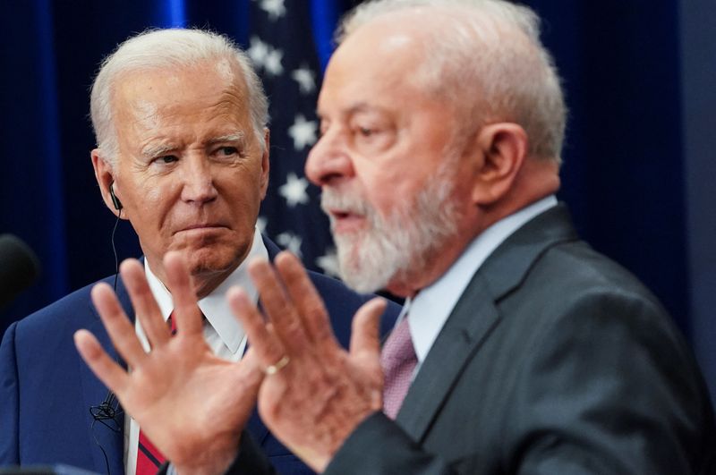 © Reuters. ẢNH TẬP TIN: Tổng thống Hoa Kỳ Joe Biden lắng nghe Tổng thống Brazil Luiz Inacio Lula da Silva trong một sự kiện có sự tham gia của các nhà lãnh đạo lao động từ Hoa Kỳ và Brazil, bên lề Đại hội đồng Liên hợp quốc lần thứ 78 tại Thành phố New York, Hoa Kỳ, ngày 20 tháng 9 năm 2020