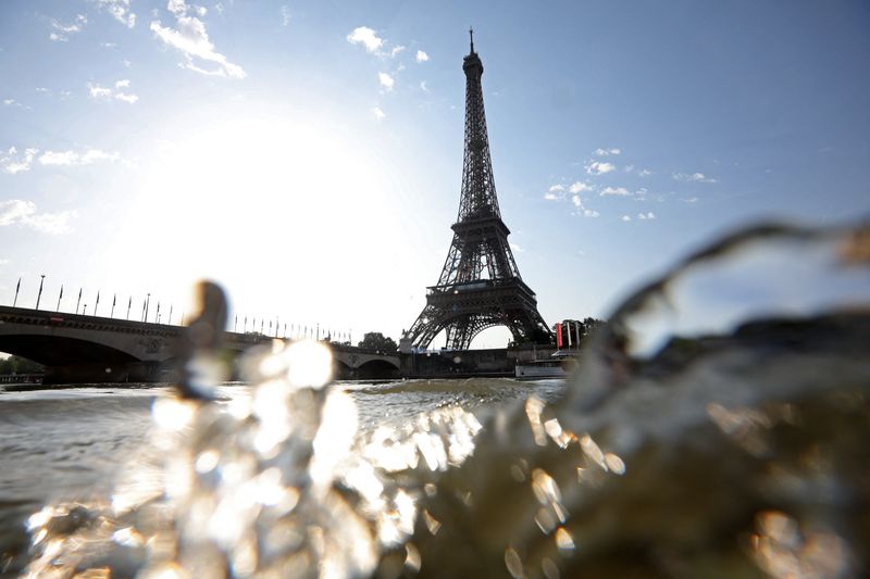 &copy; Reuters. Olimpiadi di Parigi 2024 - Triathlon - Individuale maschile - Ponte Alessandro III, Parigi, Francia - 30 luglio 2024. Veduta generale del fiume e della Torre Eiffel, mentre il Triathlon individuale maschile viene rinviato a causa dei livelli di inquinamen