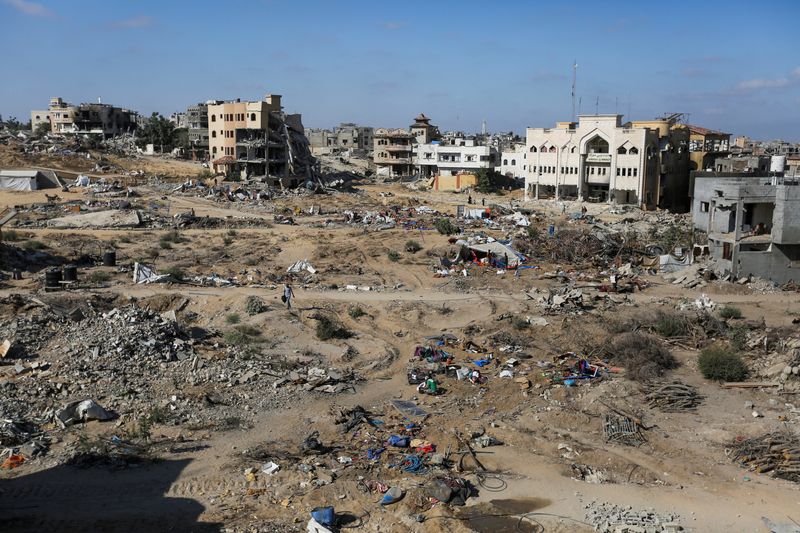 &copy; Reuters. FILE PHOTO: A general view of the damage in the eastern side of Khan Younis as Palestinians make their way to return after Israeli forces pulled out from the area following a raid, amid the Israel-Hamas conflict, in Khan Younis, in the southern Gaza Strip