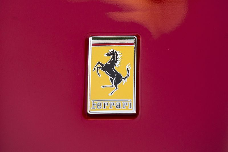 &copy; Reuters. Il logo Ferrari viene visto su una Ferrari fuori dalla Borsa di New York 21 ottobre 2015. REUTERS/Brendan McDermid/