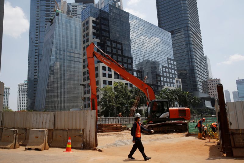 © Reuters. FILE PHOTO: A worker walks near The Jakarta Mass Rapid Transit construction at Sudirman Business District in Jakarta, Indonesia, April 13, 2018. REUTERS/Beawiharta/File Photo