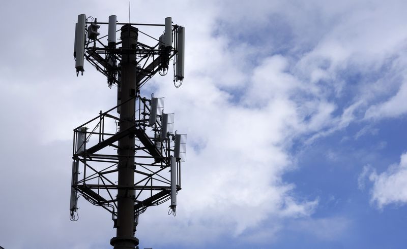 &copy; Reuters. FILE PHOTO: A telecommunications tower managed by American Tower is seen in Golden, Colorado February 25, 2014.  American Tower Corp will be announcing their 2013 quarter four earnings on February 25.  REUTERS/Rick Wilking/File Photo