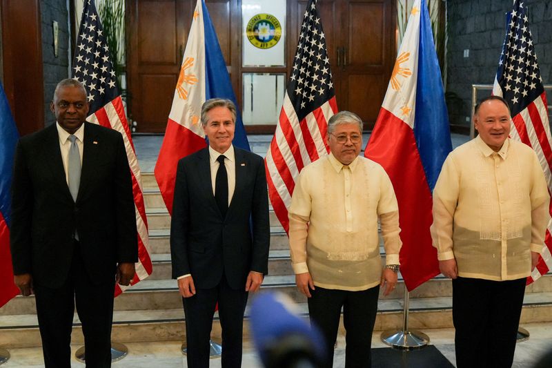 &copy; Reuters. Secretários norte-americanos de Defesa, Lloyd Austin, e de Estado, Antony Blinken, ao lado dos ministros filipinos das Relações Extreriores, Enrique Manalo, e da Defesa, Gilberto Teodoro, posam para foto na Cidade de Quezon, na região metropolitana de