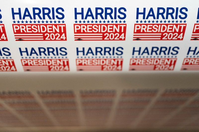 © Reuters. FILE PHOTO: Stickers in support of U.S. Vice President Kamala Harris' presidentail campaign are printed at the Gloo Factory in Tucson, Arizona, U.S. July 25, 2024. REUTERS/Rebecca Noble/File Photo