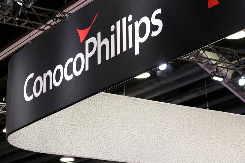 © Reuters. FILE PHOTO: The logo of American oil and natural gas exploration and production company ConocoPhillips is seen during the LNG 2023 energy trade show in Vancouver, British Columbia, Canada, July 12, 2023. REUTERS/Chris Helgren/File Photo