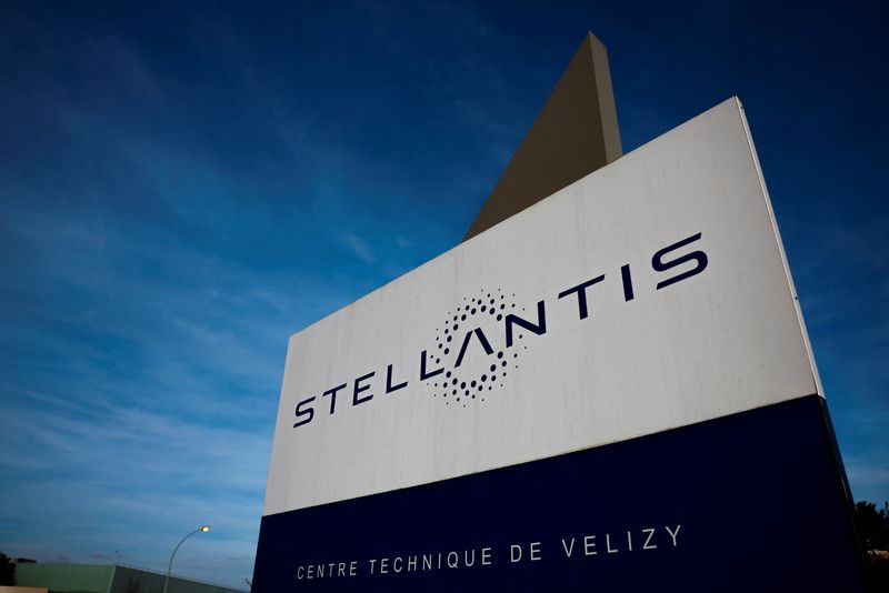 &copy; Reuters. Il logo di Stellantis sull'edificio dell'azienda a Velizy-Villacoublay, vicino a Parigi, Francia, 19 marzo 2024. REUTERS/Gonzalo Fuentes/Foto d'archivion.