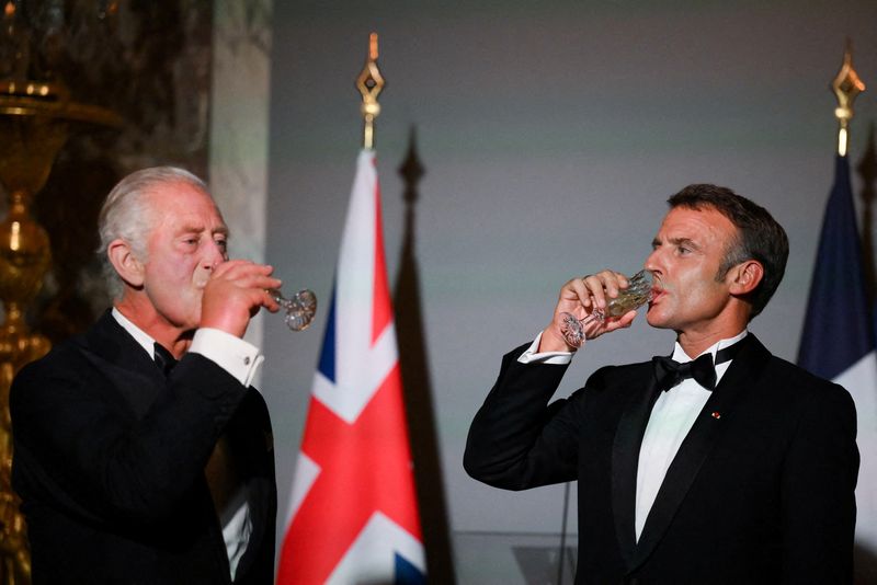 &copy; Reuters. FILE PHOTO: Britain's King Charles and French President Emmanuel Macron drink after a toast during a state banquet at the Palace of Versailles, west of Paris, on September 20, 2023, on the first day of a British royal state visit to France. DANIEL LEAL/Po