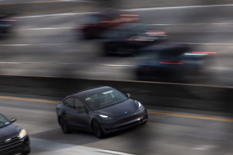 &copy; Reuters. Veículo da Tesla na região central de San Franciscon14/12/2023 REUTERS/Carlos Barria