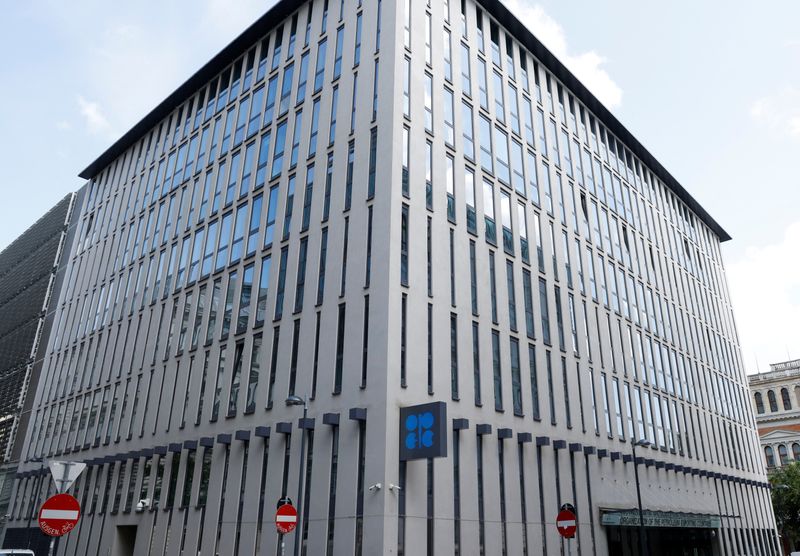 © Reuters. A view shows the logo of the Organization of the Petroleum Exporting Countries (OPEC) outside its headquarters in Vienna, Austria, May 28 , 2024. REUTERS/Leonhard Foeger/ File Photo