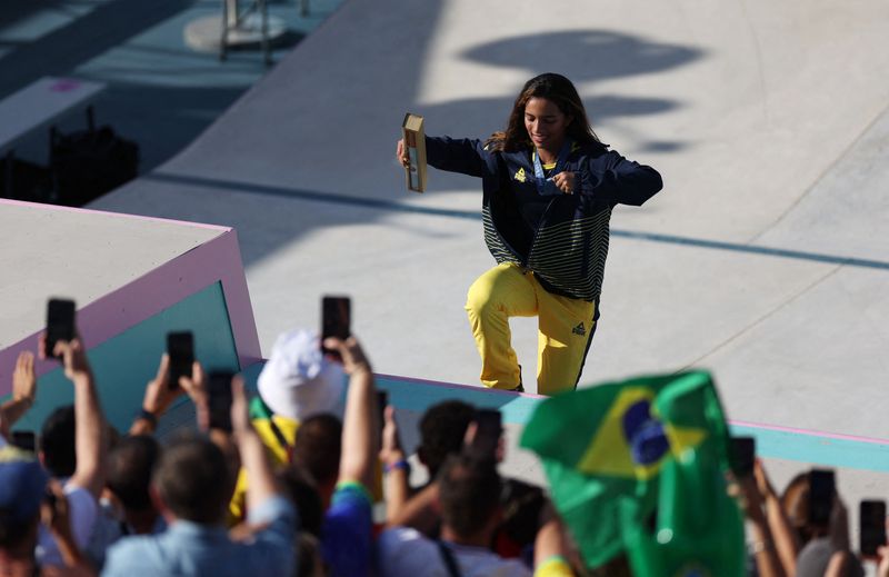 &copy; Reuters. Rayssa Leal celebra medalha no skate com torcida brasileiran 28/7/2024     REUTERS/Pilar Olivares