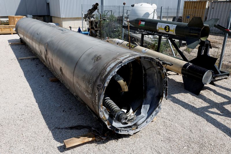 © Reuters. FILE PHOTO: Israel's military displays what they say is an Iranian ballistic missile which they retrieved from the Dead Sea after Iran launched drones and missiles towards Israel, at Julis military base, in southern Israel April 16, 2024 REUTERS/Amir Cohen/File Photo