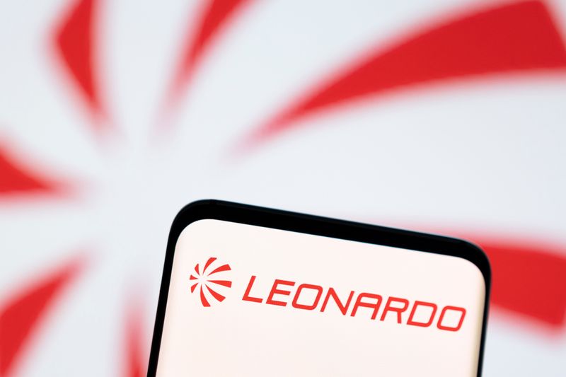 &copy; Reuters. Logo Leonardo su smartphone. 3 maggio 2022. REUTERS/Dado Ruvic/Illustration