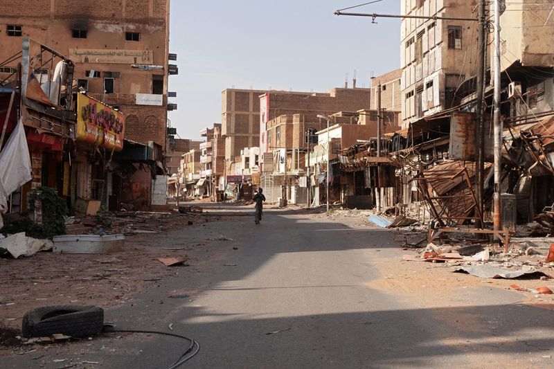 © Reuters. FILE PHOTO: A view of a street in the city of Omdurman damaged in the year-long civil war in Sudan, April 7, 2024. REUTERS/El Tayeb Siddig/File Photo