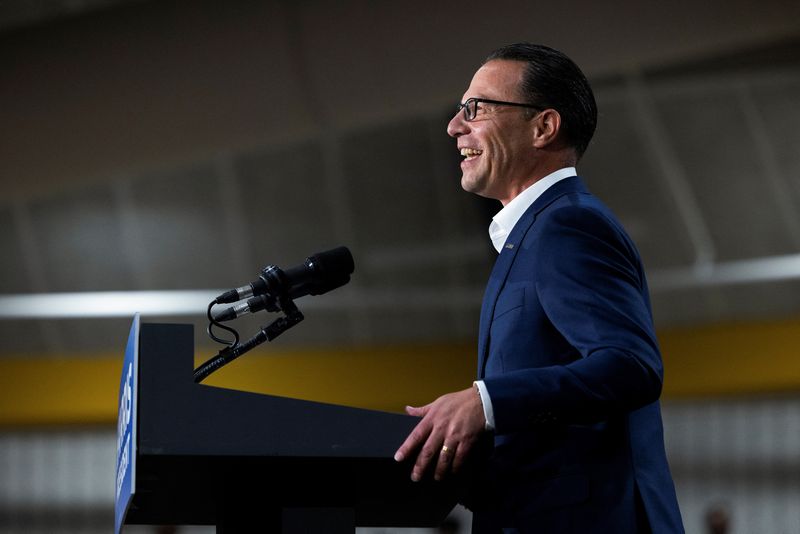 © Reuters. Pennsylvania's Governor Josh Shapiro holds a rally with Michigan's Governor Gretchen Whitmer (not pictured) in support of U.S. Vice President Kamala Harris' Democratic presidential election campaign in Ambler, Pennsylvania, U.S. July 29, 2024.  REUTERS/Rachel Wisniewski/ File Photo