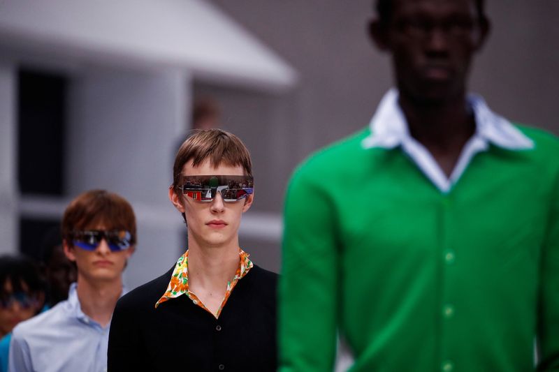 © Reuters. Models present creations from the Prada Spring/Summer 2025 collection during Fashion Week in Milan, Italy, June 16, 2024. REUTERS/Alessandro Garofalo/ File Photo