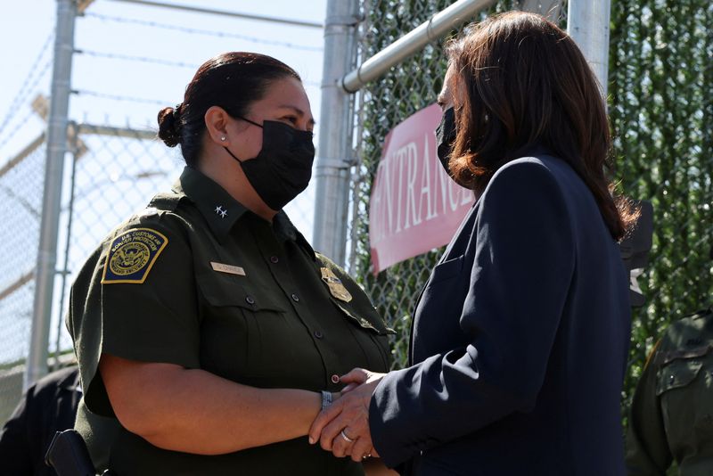 &copy; Reuters. Vice-presidente dos EUA, Kamala Harris, conversa com Gloria Chavez, chefe de patrulha em El Paso, no Texas, em junho de 2021n25/06/2021nREUTERS/Evelyn Hockstein