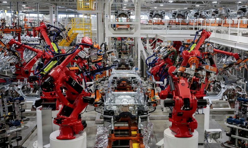 © Reuters. FILE PHOTO: Robots work on a 2021 Jeep Grand Cherokee L frame on the assembly line at the Stellantis Detroit Assembly Complex - Mack Plant in Detroit, Michigan, U.S., June 10, 2021. Picture taken June 10, 2021. REUTERS/Rebecca Cook/File Photo