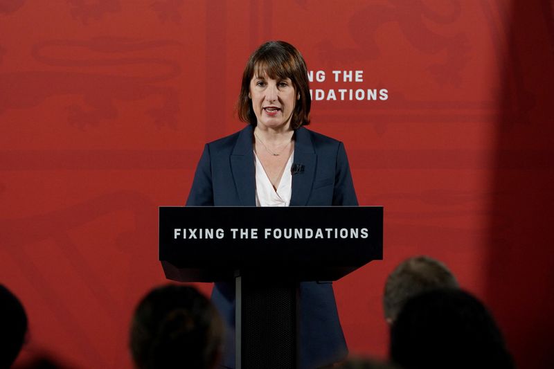 © Reuters. Chancellor of the Exchequer Rachel Reeves speaks during a press conference following her statement to the House of Commons on the findings of the Treasury audit into the state of the public finances, in London, Britain July 29, 2024. Lucy North/Pool via REUTERS