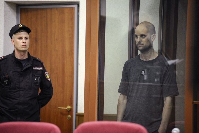 &copy; Reuters. FILE PHOTO: Wall Street Journal reporter Evan Gershkovich, who faces charges of espionage, stands inside an enclosure for defendants as he attends a court hearing in Yekaterinburg, Russia July 19, 2024. REUTERS/Dmitry Chasovitin/File Photo